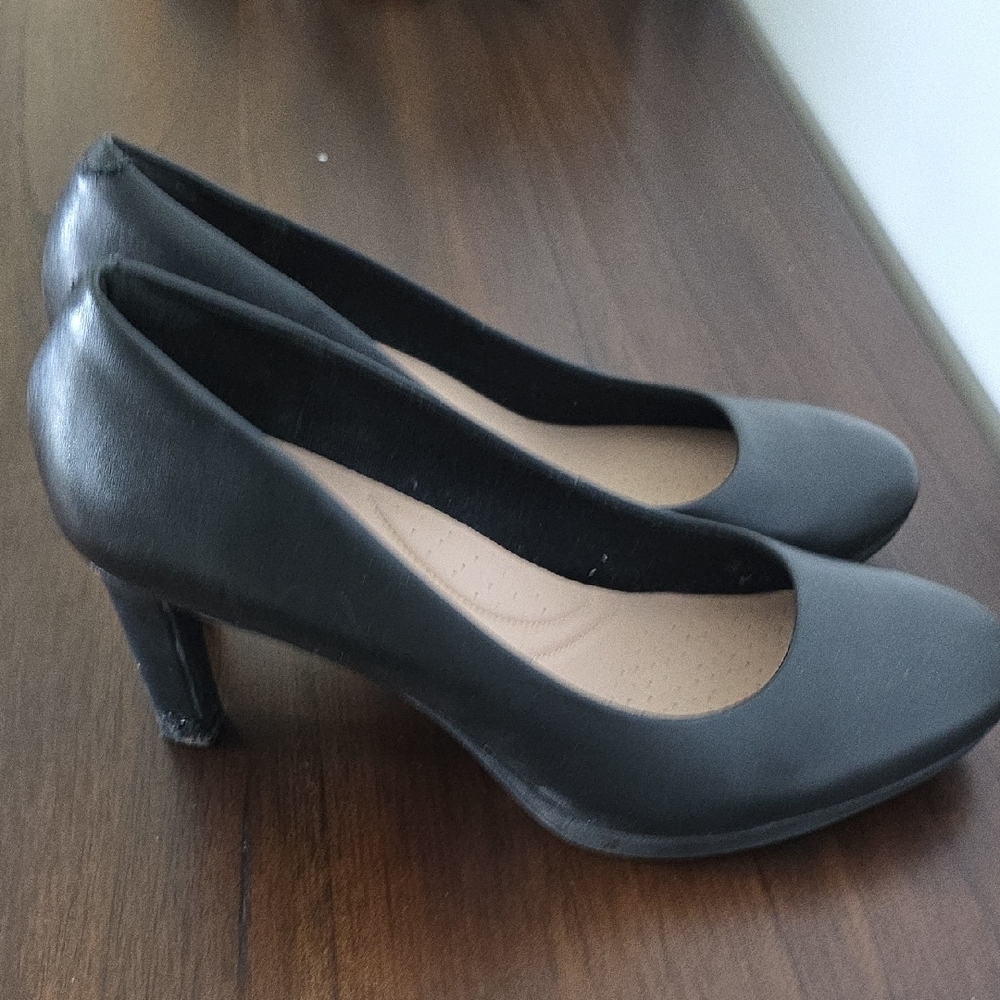 Clarks Black Heels Timeless Slip-On Elegance - Picture 5 of 8